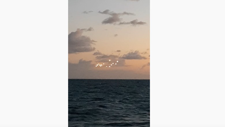 Penampakan UFO (Youtube) Penampakan UFO (Youtube)