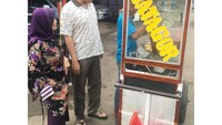Tak bisa menolak kenikmatan batagor pinggir jalan, tulis Arteria pada unggahan fotonya. Ternyata Arteria juga suka jajan di pinggir jalan. Foto: instagram @arteriadahlan