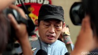 Relawan Jokowi, Ninoy Karundeng, menyambangi Polda Metro Jaya, Jakarta, Jumat (11/10/2019). Ia menjalani pemeriksaan terkait penganiayaan yang menimpa dirinya beberapa waktu lalu.