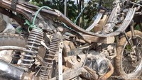 Sementara di bagian tengah, biasanya para joki menyimpan barang bawaan. Untuk menahan beban berat, sepeda motor ini menggunakan empat shock breaker dengan penguatan besi di sasisnya. Foto: Yudha Maulana
