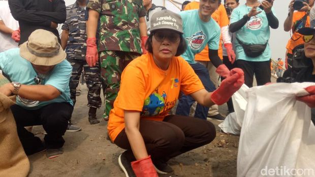 Peringati Hari Oeang, Sri Mulyani Bersihkan Pantai Tanjung Pasir