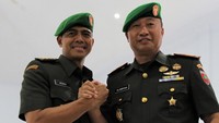 Kolonel Kav Hendi Suhendi (kiri) menjabat tangan Komandan Kodim 1417 Kendari Kolonel Inf Alamsyah usai upacara serah terima jabatan di Aula Tamalaki Korem 143 Haluoleo, Kendari, Sulawesi Tenggara.