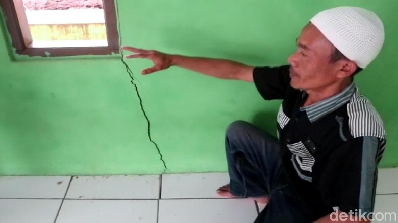 Warga Resah Retakan Tanah di Cibadak Sukabumi Melebar dan Dalam Warga Resah Retakan Tanah di Cibadak Sukabumi Melebar dan Dalam