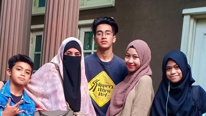 Abidzar bersama ibunda dan saudaranya