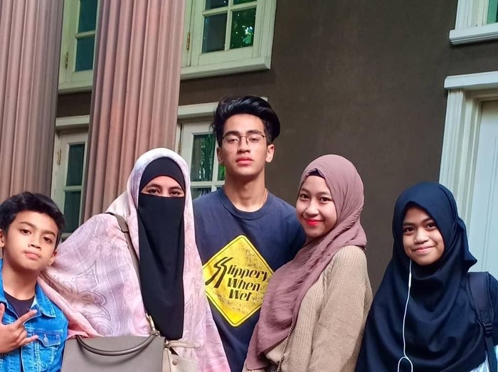 Abidzar bersama ibunda dan saudaranya
