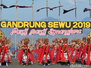 Aksi Penari di Gandrung Sewu Banyuwangi Bikin Merinding Wisatawan