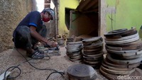 Ada berbagai souvenir yang dibuat para pekerja di sini, mulai dari vas, papan, tempat dudukan barang, miniatur, dan berbagai souvenir menarik lainnya.