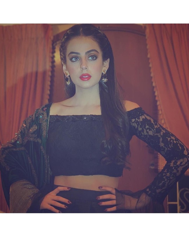 Meski begitu dua hari setelah berhenti mencoba menjadi muslim, Yashma ternyata merasa seperti ada yang hilang dari rutinitasnya. Perasaan gelisah yang dulu dirasakannya dan sempat hilang saat dia rutin salat serta puasa, datang lagi. Foto: Instagram @yashmagillofficial