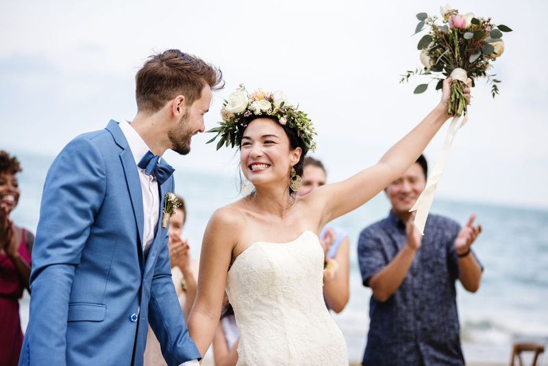 Ilustrasi pernikahan beda negara Bride throwing flower bouquet to guests