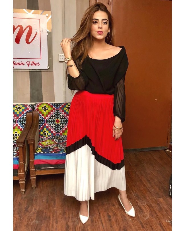 Menurutnya saat iman seseorang melemah, seperti ada selubung yang menutup pikiran. Oleh karena itulah meskipun pertanyaan-pertanyaannya akan berbagai hal terjawab atau dijawab, dia tidak bisa memahaminya. Saat Yashma merasa sudah kehilangan iman itulah dia bertemu dengan seorang wanita berhijab bernama Warda dan dipertemukan dengan Islam. Foto: Instagram @yashmagillofficial