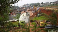 Sejumlah alat berat pun dikerahkan untuk membantu proyek pembangunan jalan tol tersebut.