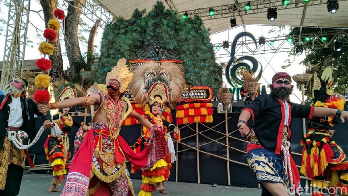 Pemkab Ponorogo sedang gencar meningkatkan minat wisatawan untuk datang ke Bumi Reog. Salah satunya dengan menggelar pertunjukan musik jazz yang dipadukan dengan Reog.