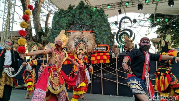 Pemkab Ponorogo sedang gencar meningkatkan minat wisatawan untuk datang ke Bumi Reog. Salah satunya dengan menggelar pertunjukan musik jazz yang dipadukan dengan Reog.