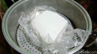 Tahap peratama  tepung ketela yang masih basah dan berbentuk bongkahan dikukus selama kurang lebih 10 meni Foto: Rinto Heksantoro /detikcom