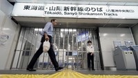 Para petugas kereta pun bersiaga di depan stasiun untuk memberikan informasi kepada masyarakat terkait penutupan sementara Shinskansen imbas Topan Hagibis. AP Photo/Eugene Hoshiko.