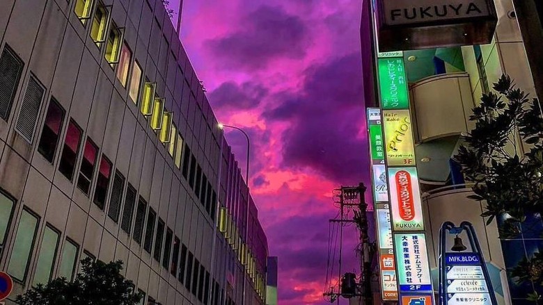 Langit pink Jepang sebelum Topan Hagibis (atsukooo_07/Twitter) Langit pink Jepang sebelum Topan Hagibis (atsukooo_07/Twitter)