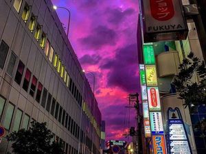 Viral! Langit Jepang Berwarna Pink Sebelum Topan Datang
