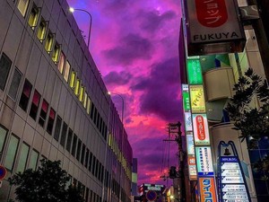 Viral! Langit Jepang Berwarna Pink Sebelum Topan Datang