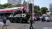 Kendaraan tempur milik TNI nampak hadir di Upacara Hari Jadi ke-74 Provinsi Jawa Timur.