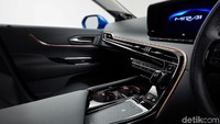 Toyota Mirai pertama kali diluncurkan pada tahun 2014 yang membuktikan pada dunia bahwa energi hidrogen memiliki potensi besar dalam memberikan mobilitas ramah lingkungan. Kombinasi jarak tempuh serta waktu pengisian ini sama dengan kendaraan konvensional bedanya Mirai menghasilkan air bukan emisi karbon. Istimewa/Dok. Toyota.