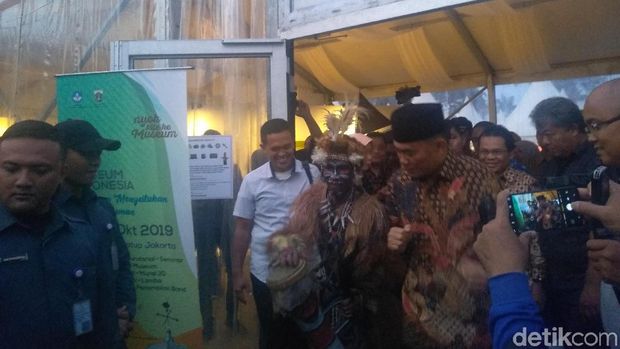 Mendikbud sempat berbincang dengan penari yang pakai pakaian khas suku Asmat