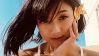 Lala tampak memamerkan bahu seksinya dalam balutan dress putih. Foto: Dok. Instagram