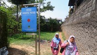 Candi Bojongmenje berada di kawasan yang dikelilingi oleh pabrik dan hanya dapat dilalui dengan berjalan kaki.