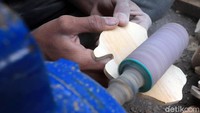 Souvenir tersebut berbahan dasar kayu.
