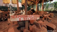 Menurut catatan perpusnas.go.id, Candi Bojongmenje diperkirakan dibangun pada abad ke-7 dan ke-8. Usia candi ini pun diperkirakan setara dengan usia Candi Dieng yang berada di Jawa Tengah, serta lebih tua jika dibandingkan dengan candi-candi yang berada di Jawa Tengah dan Jawa Timur secara umum.