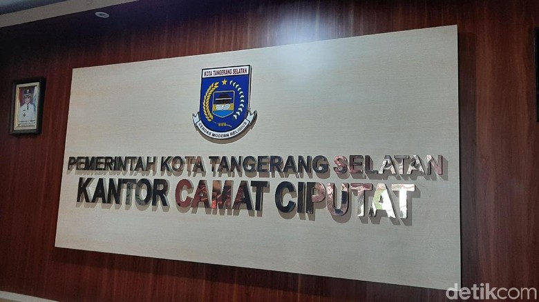 Camat Ciputat Pastikan Surat Edaran PNS Wanita Wajib Bergamis Hitam Hoax Camat Ciputat Pastikan Surat Edaran PNS Wanita Wajib Bergamis Hitam Hoax