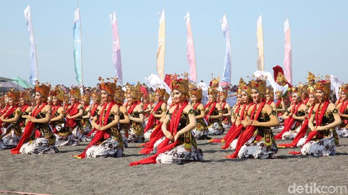 Festival Gandrung Sewu sukses digelar di Pantai Marina Boom, Banyuwangi. Aksi lebih dari 1.300 seniman tari dan musik itu memukau ribuan wisatawan yang hadir.