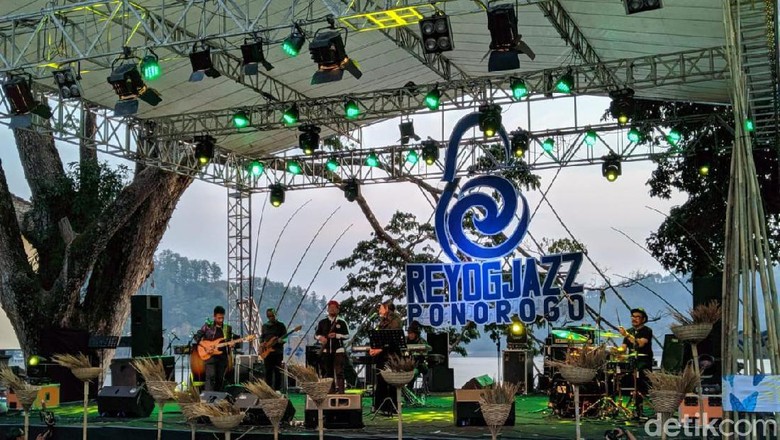 Melihat Pertunjukan Reog Ponorogo dengan Iringan Musik Jazz Melihat Pertunjukan Reog Ponorogo dengan Iringan Musik Jazz