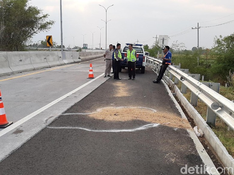 Bus Ladju Hantam Pembatas Jalan, 2 Penumpang Terlepar dan 1 Tewas Bus Ladju Hantam Pembatas Jalan, 2 Penumpang Terlepar dan 1 Tewas