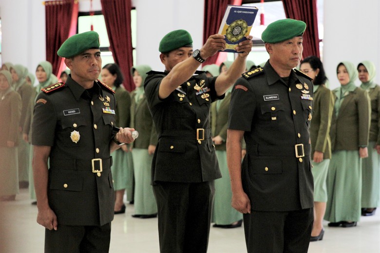 Copot Jabatan Perwira Gegara Istri Nyinyir, TNI Dikritik Copot Jabatan Perwira Gegara Istri Nyinyir, TNI Dikritik