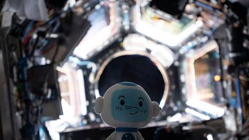 Dia pun terbang pada 25 September dan kembali ke Bumi pada 3 Oktober lalu. Ini salah satu yang dibawanya. Foto: Instagram