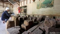 Kurangnya perhatian atas situs candi ini membuat sejumlah puing-puing situs tersebut mulai rusak, Beberapa puing-puing candi itu bahkan ada yang dievakuasi ke sebuah ruangan agar tak mengalami kerusakan.