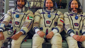 Bersama astronot koleganya saat pelatihan. Foto di balik layar ini cukup banyak ia bagikan di akun Instagram astro_hazzaa. Foto: Instagram