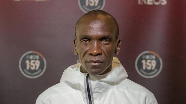 Eliud Kipchoge berhasil finis maraton di bawah dua jam.