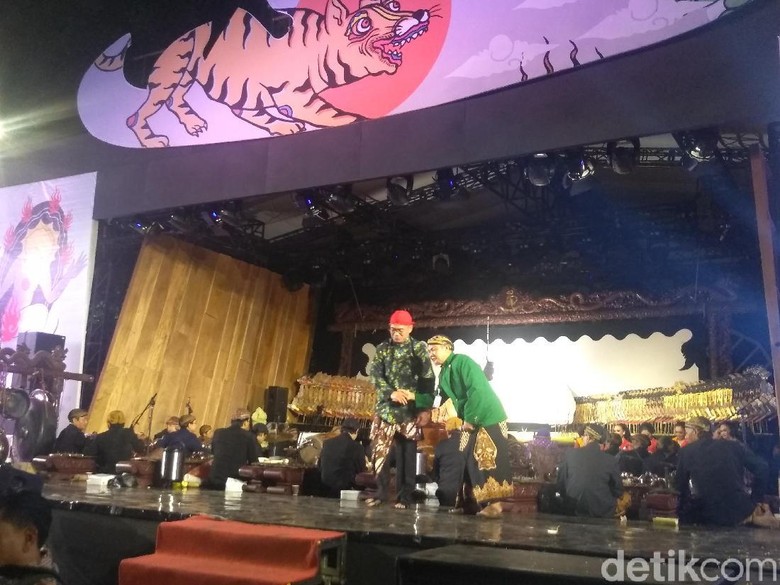Berbatik dan Blangkon, Muhadjir Wayangan Bareng Ki Manteb Soedharsono Berbatik dan Blangkon, Muhadjir Wayangan Bareng Ki Manteb Soedharsono