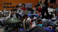 Sejumlah penonton yang hendak menyaksikan kualifikasi F1 Grand Prix Jepang pun dievakuasi untuk mengantisipasi risiko dari terjangan Topan Hagibis. Reuters/Kim Hong-JI.