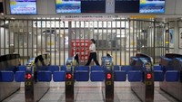 Gerbang masuk ke peron Shinkansen atau kereta peluru nampak ditutup untuk sementara waktu untuk mengantisipasi terjangan Topan Hagibis di kawasan Jepang. Kim Kyung-hoon/Reuters.