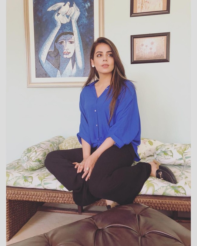 Saat aku melihatnya aku berpikir kami tidak akan bisa berteman karena dia terlihat seperti Muslim yang sangat taat, dia pasti akan menilaiku buruk. Jadi aku tidak terlalu memedulikannya. Tapi ternyata dia orang yang sangat baik, tidak pernah dia menilaiku apapun. Dia memahamiku dan masalahku, serta mulai menjelaskan hal-hal dari perspektifnya, tuturnya yang kala itu tengah sekolah psikologi di Australia. Foto: Instagram @yashmagillofficial