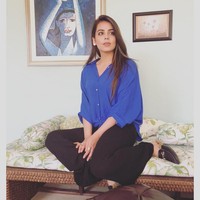 Saat aku melihatnya aku berpikir kami tidak akan bisa berteman karena dia terlihat seperti Muslim yang sangat taat, dia pasti akan menilaiku buruk. Jadi aku tidak terlalu memedulikannya. Tapi ternyata dia orang yang sangat baik, tidak pernah dia menilaiku apapun. Dia memahamiku dan masalahku, serta mulai menjelaskan hal-hal dari perspektifnya, tuturnya yang kala itu tengah sekolah psikologi di Australia. Foto: Instagram @yashmagillofficial