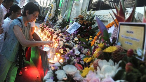 Keluarga korban bom Bali menyalakan lilin saat peringatan 17 tahun tragedi bom Bali di Monumen Bom Bali, Legian, Kuta, Bali, Sabtu (12/10/2019). Antaranews Bali/Fikri Yusuf