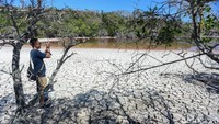 Hal menarik lainnya, pinggiran danau ini berupa gumpalan garam yang padat. Warna merah dari permukaannya terlihat jelas, apalagi memantulkan bayangan awan di atasnya.