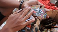 Dalam sebulan, para pekerja mampu memproduksi hingga 2000 unit souvenir dengan corak yang beragam.