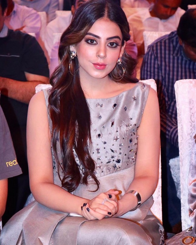 Hidupku jadi sangat bahagia dan positif. Tapi aku tidak menyadarinya saat itu. Aku hanya terus bertanya-tanya apa yang hilang. Dan aku baru menyadarinya sekarang, bahwa kedamaiaan, kebahagiaan yang aku cari di tempat lain, sebenarnya sudah aku temukan, tutur aktris yang jadi bintang serial televisi sejak 2016 itu. Foto: Instagram @yashmagillofficial