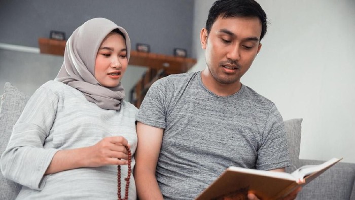 Ibu hamil berdoa couple pregnant read quran together at home