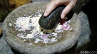 Selanjutnya bumbu-bumbu yang terdiri dari bawang putih, bawang merah dan garam secukupnya dihaluska. Foto: Rinto Heksantoro /detikcom