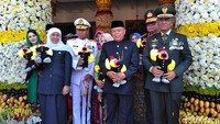 Gubernur Jatim Khofifah Indar Parawansa untuk pertama kalinya memimpin Upacara Hari Jadi Provinsi Jawa Timur. Upacara itu diikuti Wakil Gubernur Emil Dardak dan sejumlah pejabat DPRD Jatim.
